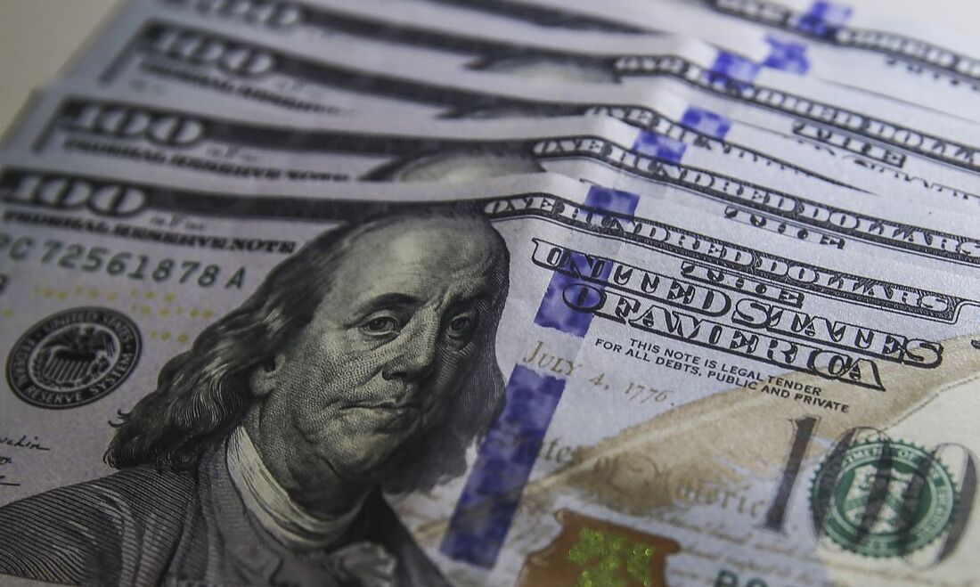 O dólar fechou o dia cotado a R$ 4,8075, com queda de 1,31%, abaixo da média móvel linear dos últimos 50 dias