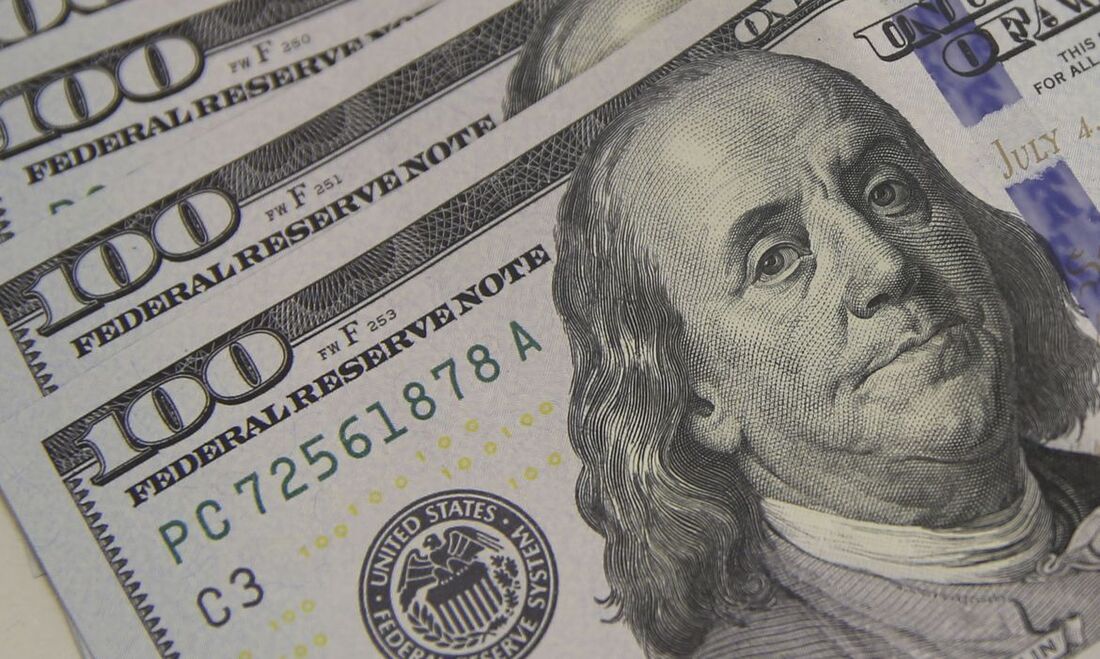  O dólar à vista caiu 1,65% nesta sexta-feira (13), fechando a R$ 5,0578