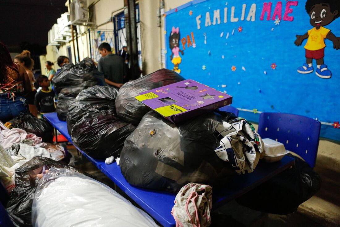 Doações em abrigo no Recife a vítimas das chuvas