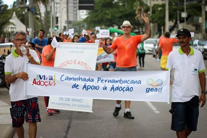 Grupos promovem caminhada para celebrar Dia Nacional da Adoção