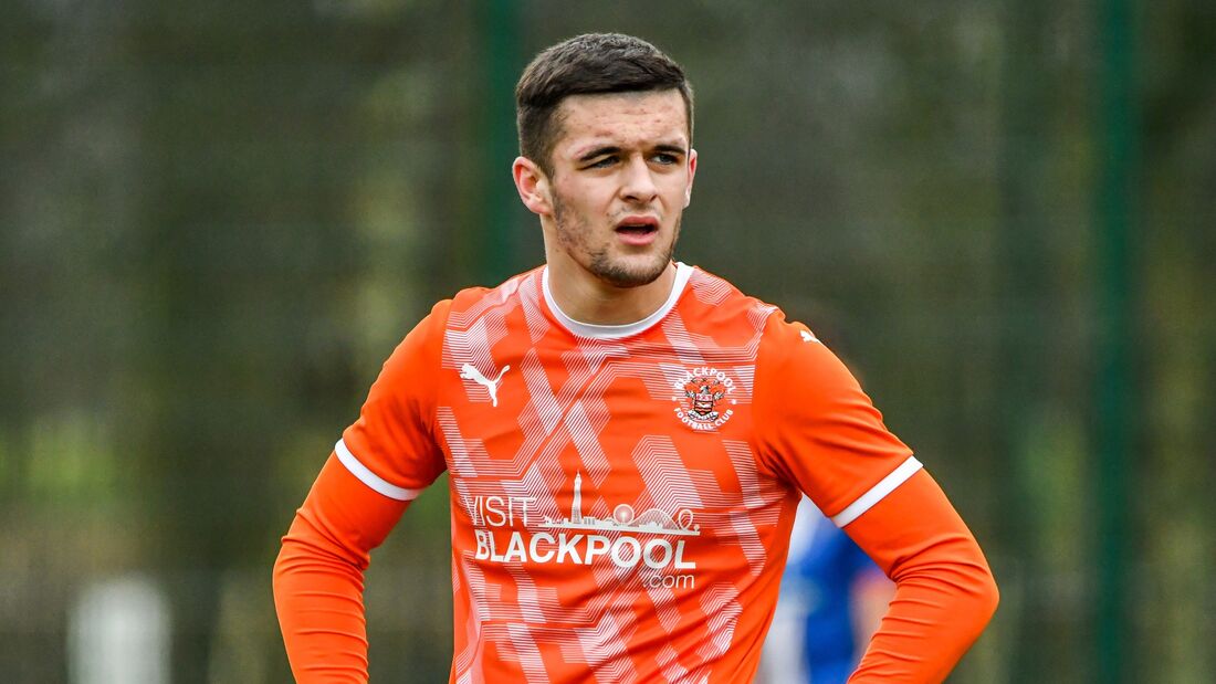 Jake Daniels é atacante do time inglês Blackpool