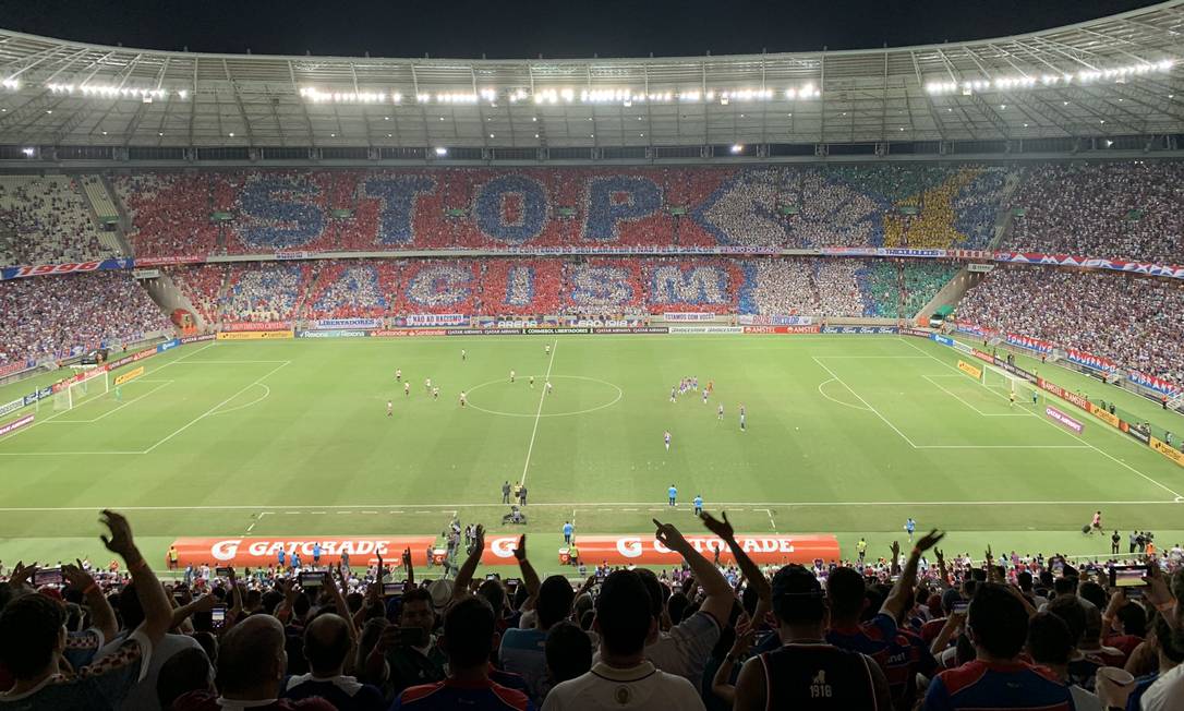 Torcida do Fortaleza faz mosaico antirracista em jogo contra argentinos do River Plate