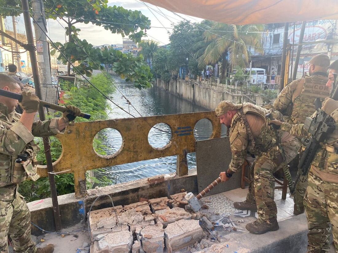 Agentes da Polícia Civil derrubaram memorial que homenageava vítimas de operação policial no Jacarezinho 