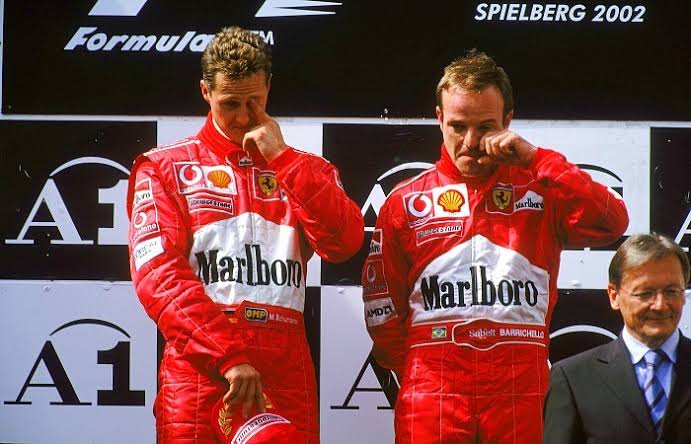 Michael Schumacher e Rubens Barrichello após vitória da Ferrari no GP da Áustria de 2002