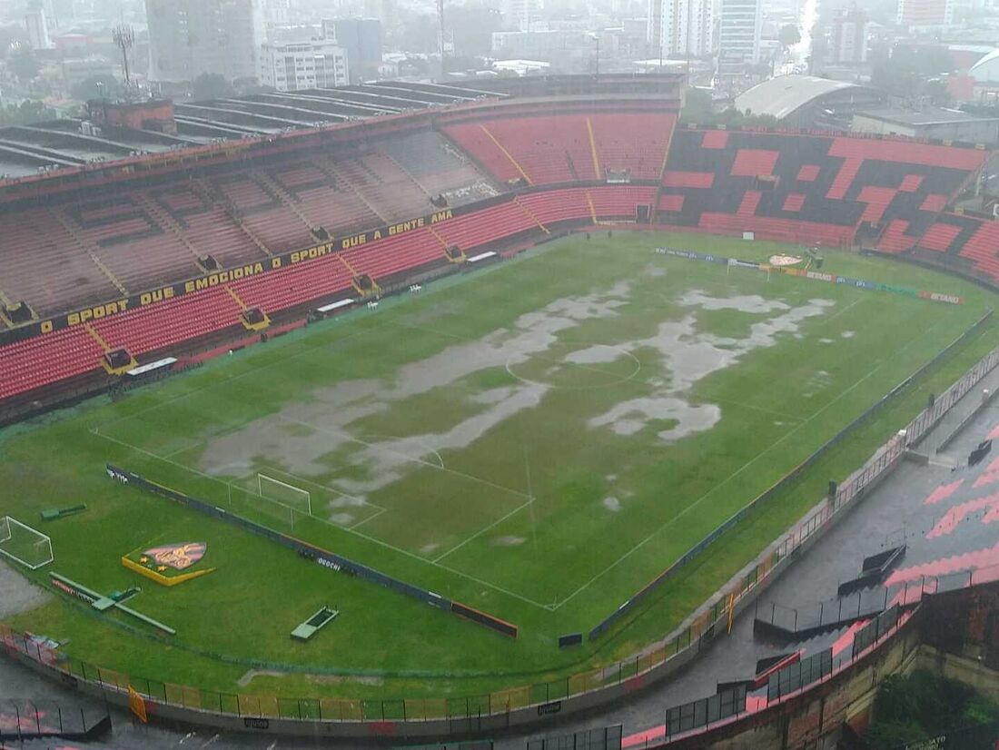 Gramado da Ilha do Retiro ficou alagado com forte chuva que atinge o Recife