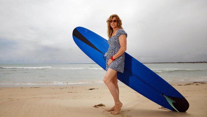 Sasha Jane Lowerson, 43 anos, é a primeira mulher transgênero a competir no surfe