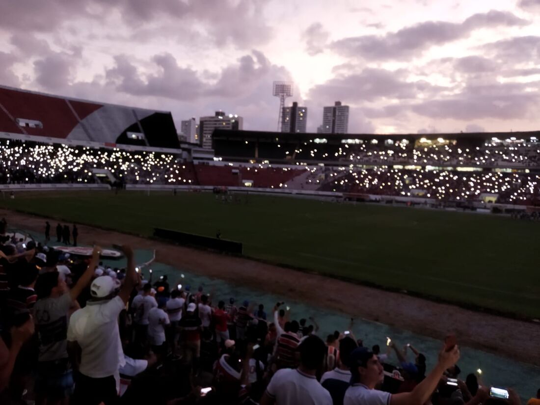 Torcedores ligaram as luzes do celular durante queda de energia que paralisou Santa Cruz x CSE por 22 minutos