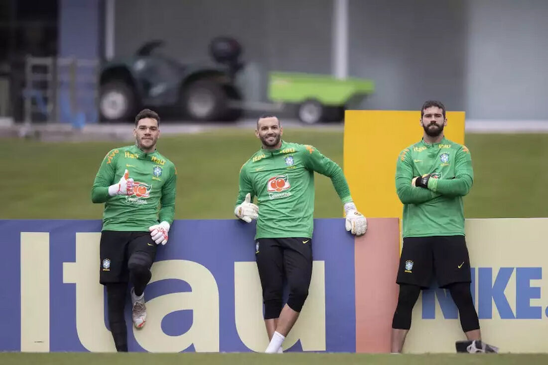 Com a Copa América, Alisson recebe o terceiro prêmio de melhor