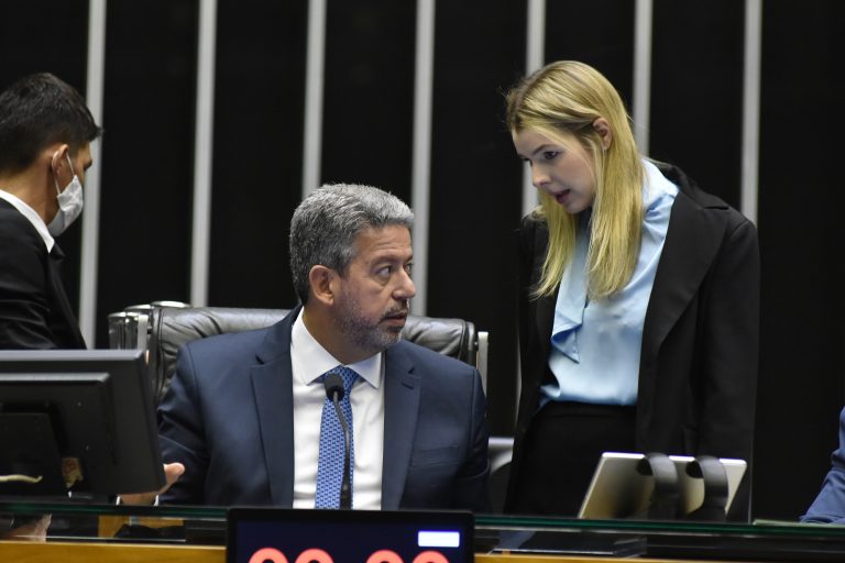 Presidente da Câmara, Arthur Lira, e a relatora do tema, Luisa Canziani