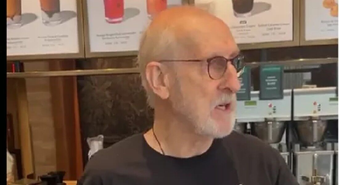 O ator e ativista James Cromwell