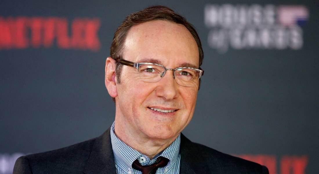 Nesta foto de arquivo tirada em 26 de fevereiro de 2015, o ator norte-americano Kevin Spacey posa para fotógrafos no tapete vermelho antes da estreia mundial da série de televisão 'House of Cards - Season 3 Episode 1' em Londres