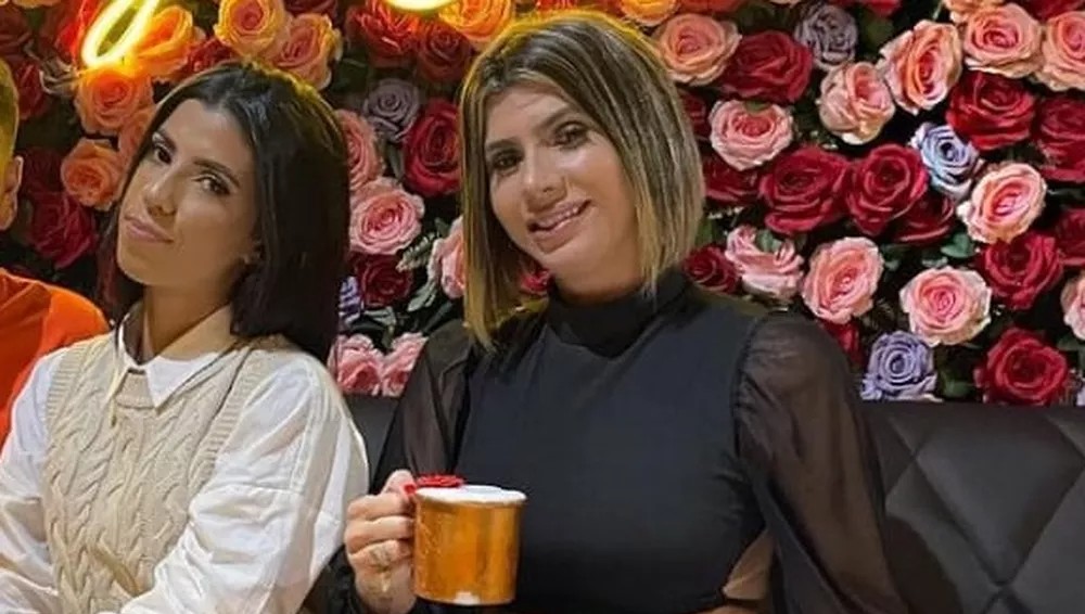 Jane Carvalho ao lado da flha, Fernanda