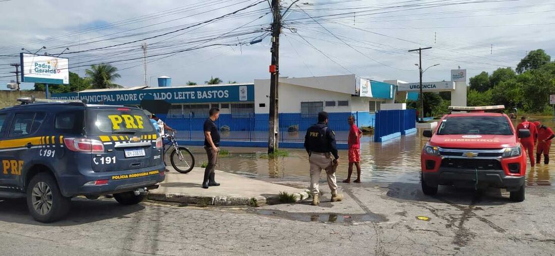 Mulher em trabalho de parto é ajudada por agentes rodoviários