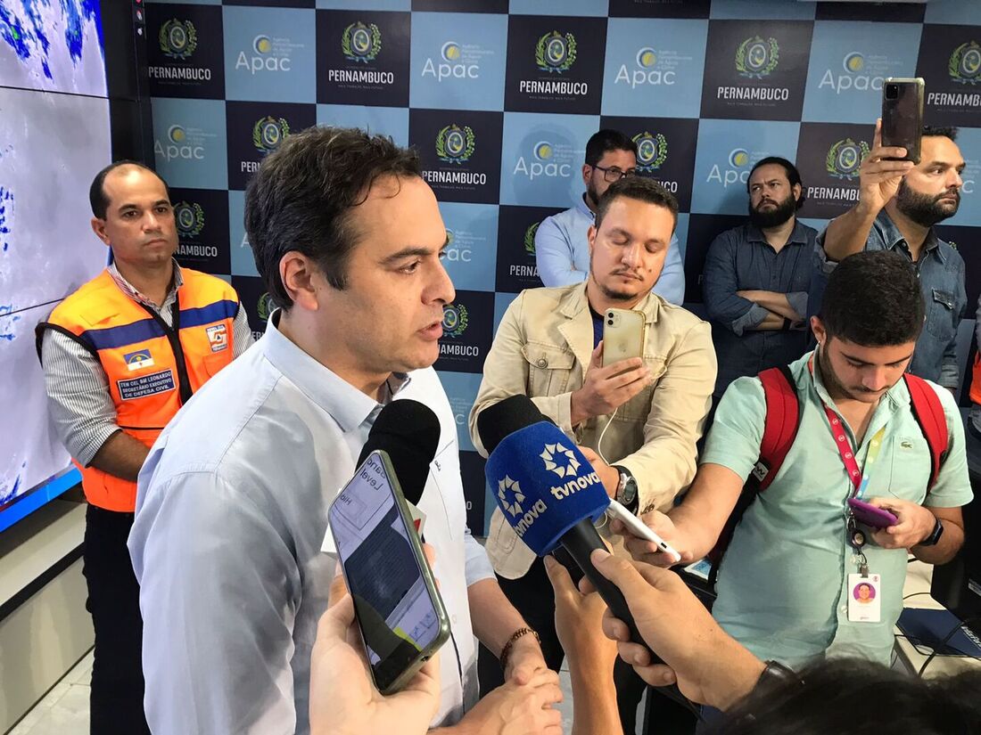 Paulo Câmara em coletiva de imprensa, na sede da Agência Pernambucana de Águas e Clima (Apac)