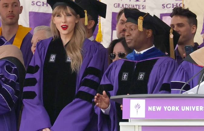 A cantora discursou na formatura da classe de 2022, que aconteceu no Yankee Stadium, em Nova York