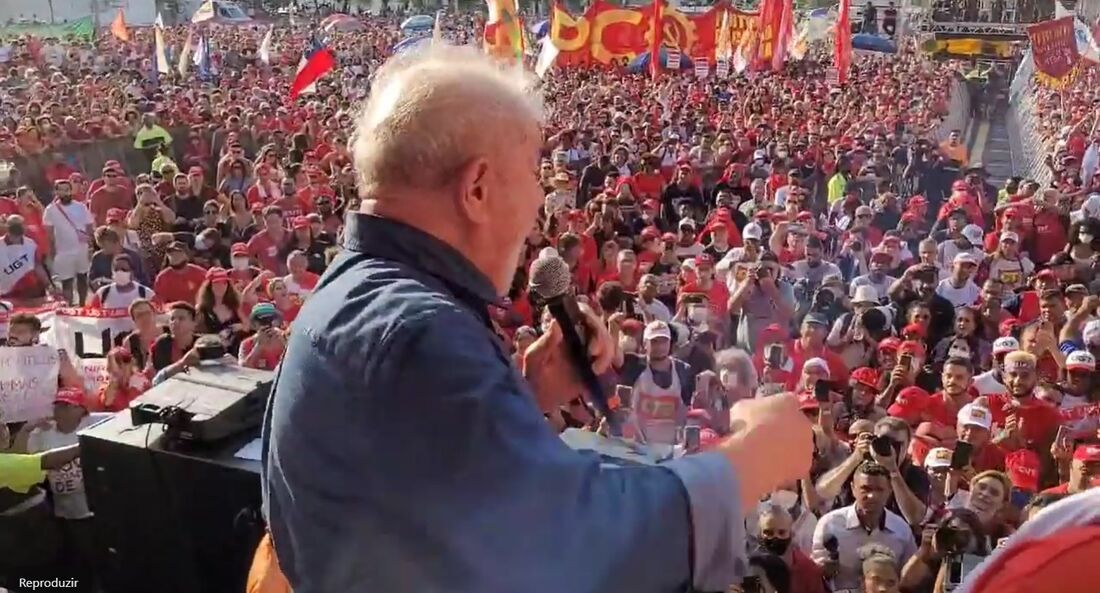 Praça Charles Miller, no Pacaembu, recebeu ato neste Dia do Trabalhador