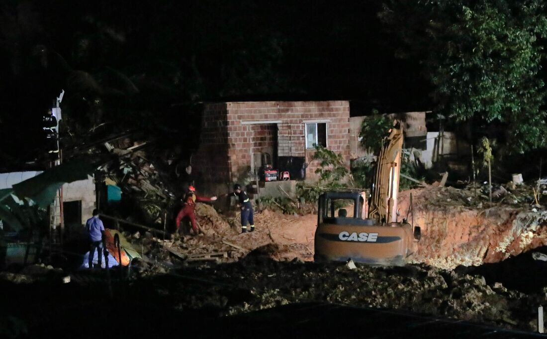 Bombeiros atuam no resgate das vítimas na Vila dos Milagres, no Recife