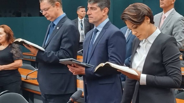 Michelle Bolsonaro participou de culto com líder da bancada evangélica, Sóstenes Cavalcante 