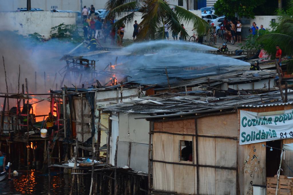 Incêndio atinge palafita na Bacia do Pina