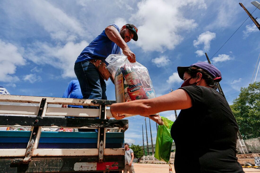 Moradores receberam cesta básica nesta terça-feira (10)