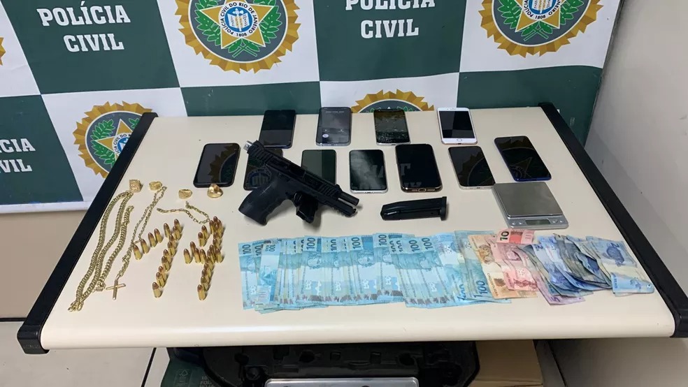 Com os criminosos, foram apreendidos dez celulares, R$ 4 mil, uma pistola com a numeração raspada, dois carregadores e munição