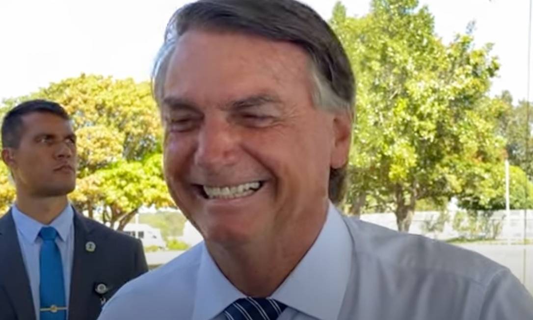 O presidente Jair Bolsonaro em conversa com apoiadores no Palácio da Alvorada na manhã desta quinta-feira