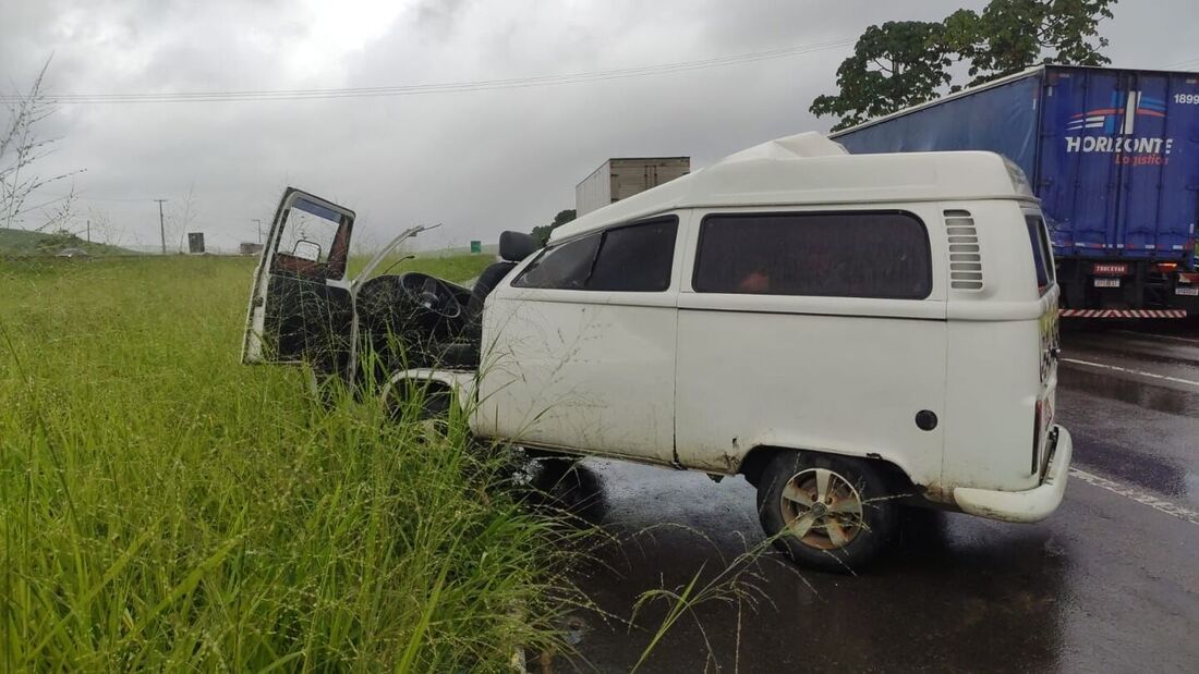 Ocorrência na BR-232: Kombi colidiu com a traseira de caminhão