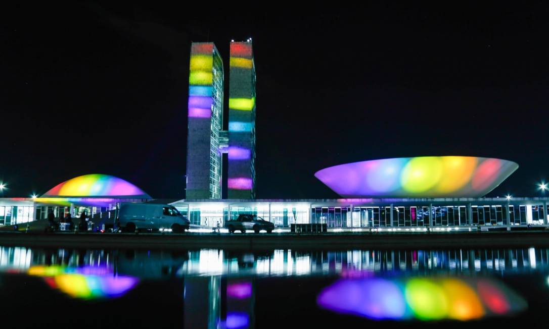  Congresso Nacional é iluminado com as cores do arco-íris