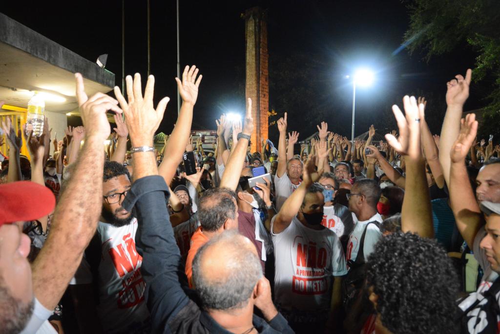 Metroviários decidem manter o estado de greve em assembleia realizada na quinta (19)