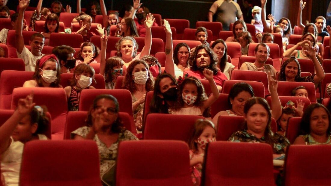 Cinema do Museu recebe famílias de comunidades do Recife que nunca tinham ido a um cinema