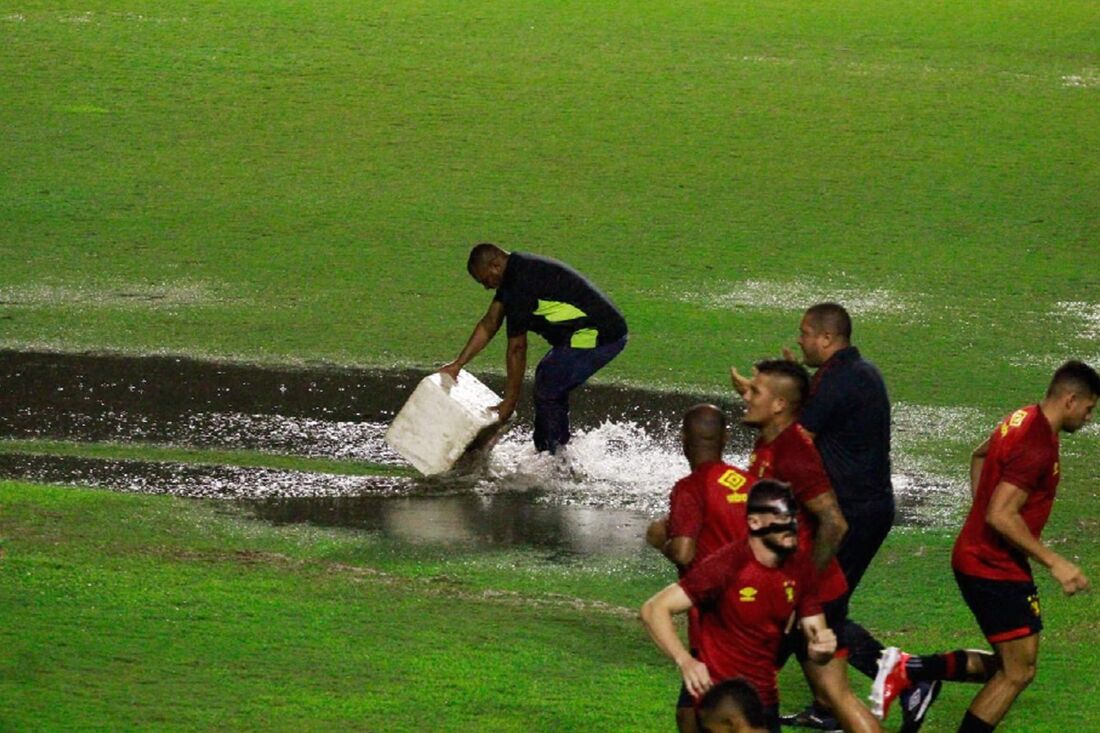 Água sendo retirada na Ilha do Retiro