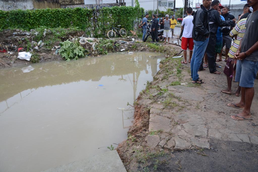 Buscas por motoqueiro desaparecido no Canal da Avenida Presidente Kennedy, em Olinda