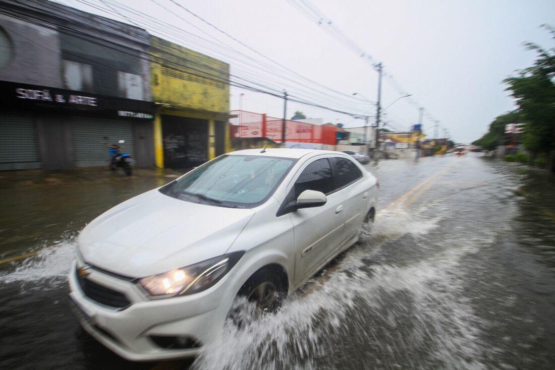 Carro passa em alagamento