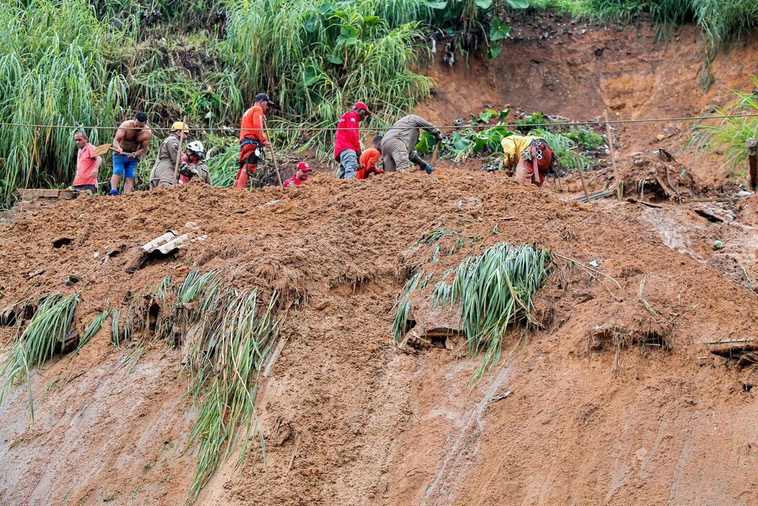 Deslizamento de barreira no Córrego do Abacaxi, em Caixa D´Água