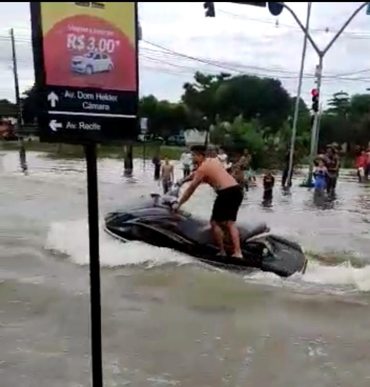 Moradores andam com jetskis na Avenida Recife, no Ipsep