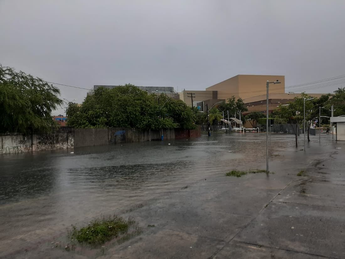 COTIDIANO // Praça Carlos Pinto em frente  ao shopping Tacaruna e HCP 