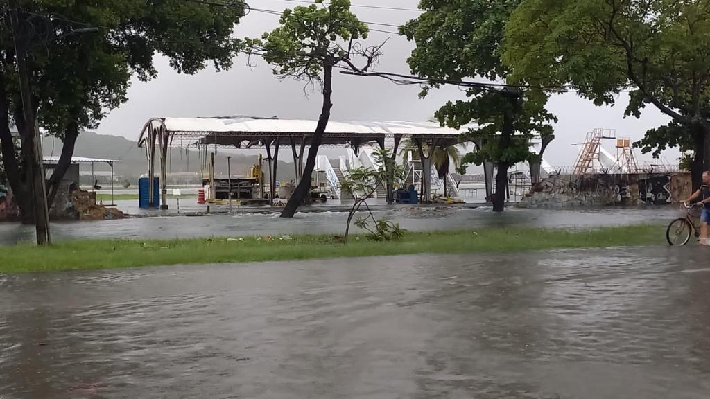 Chuvas afetam Aeroporto do Recife