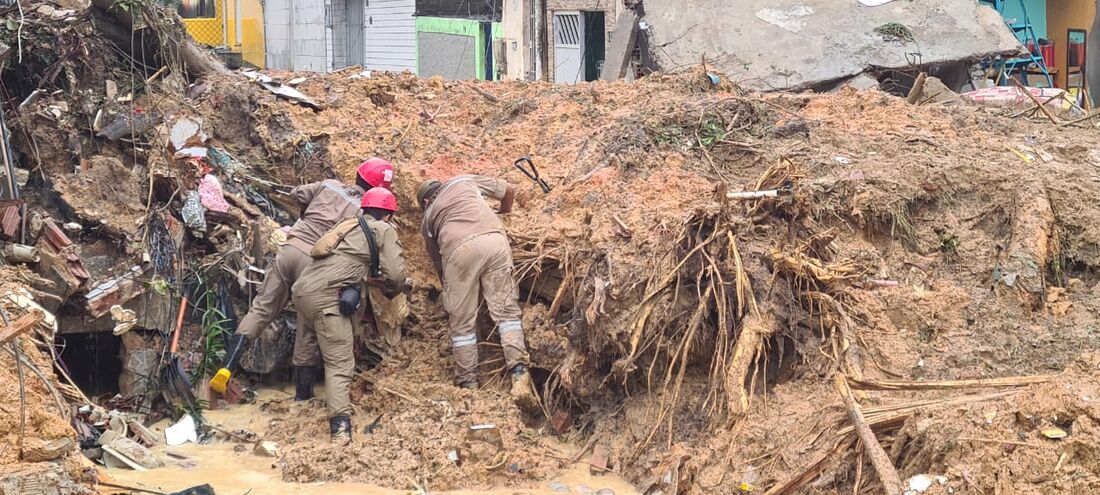 Bombeiros retiram corpo de vítima fatal no Jardim Monte Verde, no Ibura