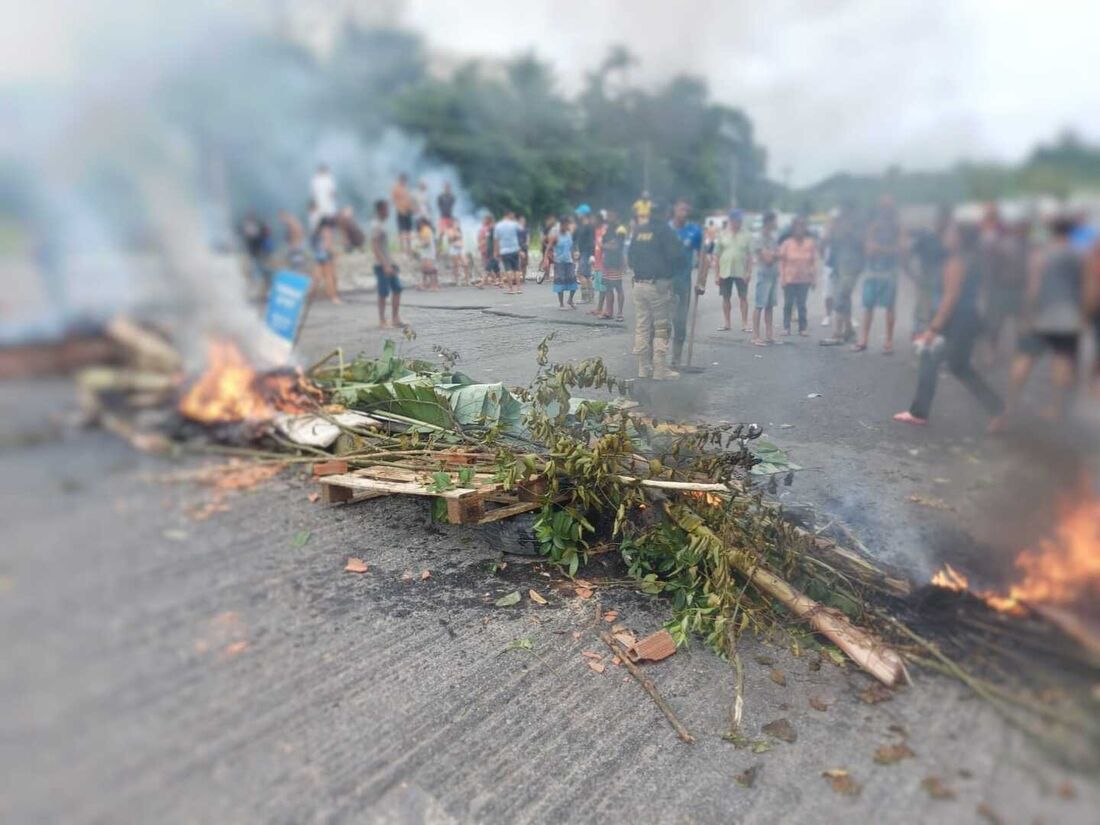 Manifestantes colocaram fogo em entulho para fechar o trecho da rodovia