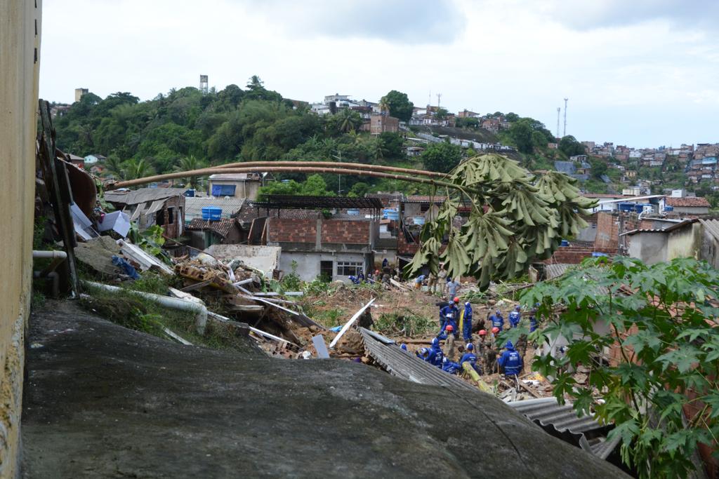 Chuvas deixam rastro de destruição em Pernambuco