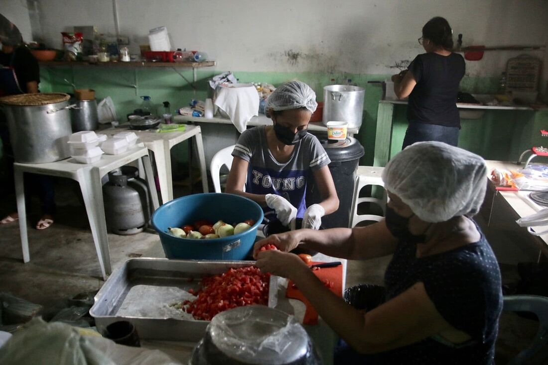 Ponto de arrecadação para as vítimas das chuvas na Associação Asa Branca, ao lado da  UPA Lagoa Encantada, Ibura 