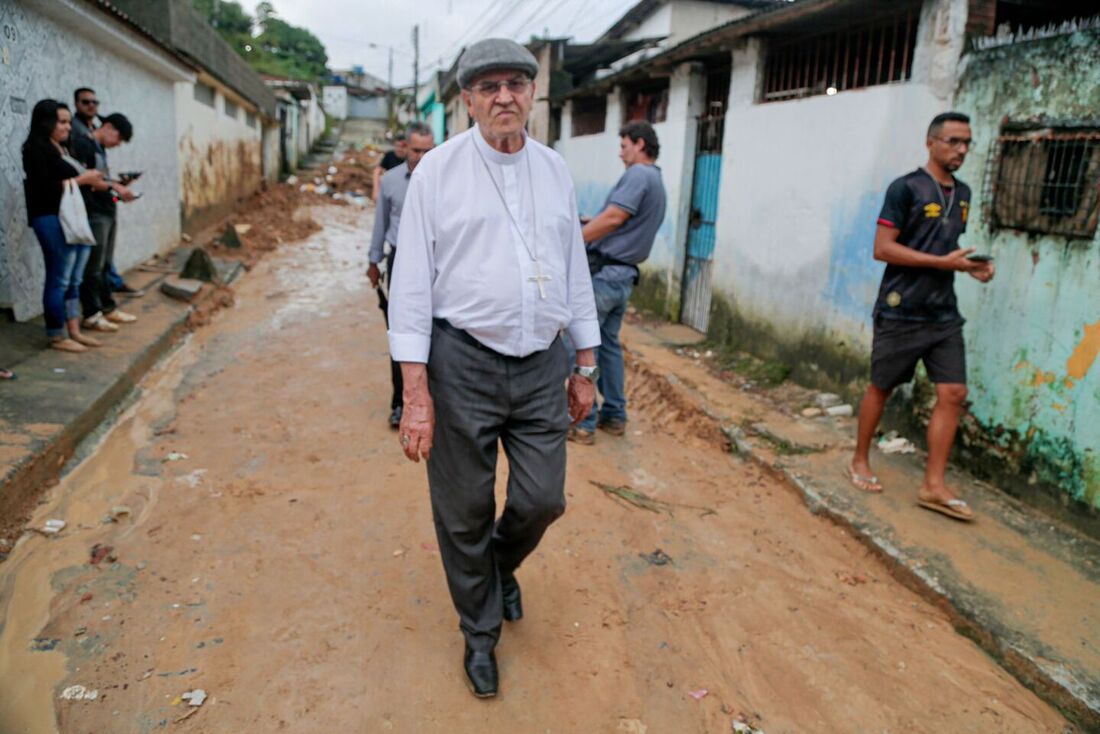 Dom Fernando Saburido, arcebispo de Olinda e Recife, em visita ao Jardim Monte Verde