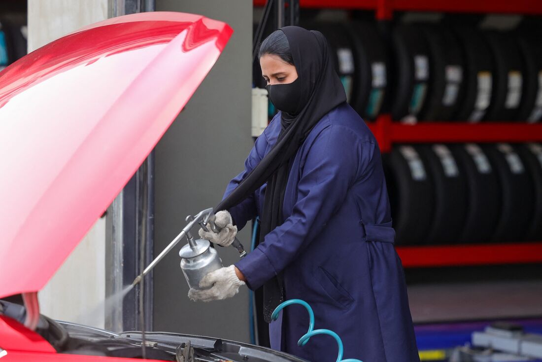 Após autorização para dirigir, mulheres sauditas consertam carros