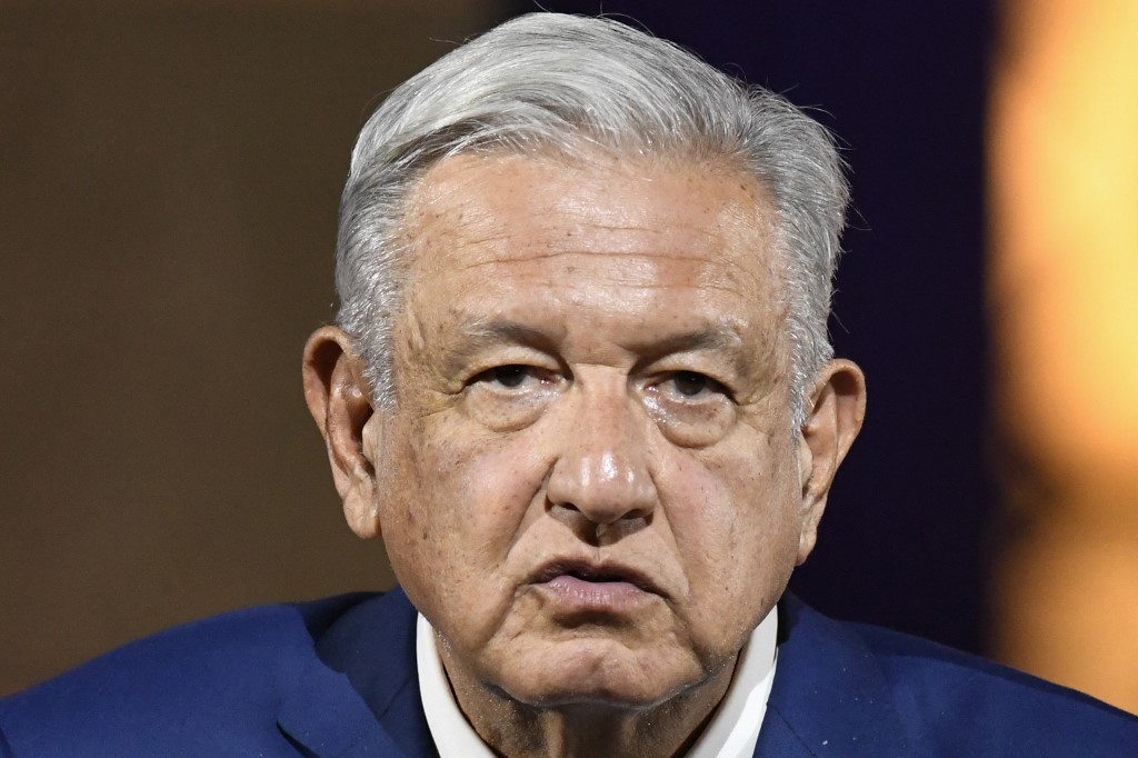 O presidente mexicano Andrés Manuel López Obrador fala durante uma coletiva de imprensa conjunta com seu colega guatemalteco Alejandro Giammattei (fora do quadro) no Palácio da Cultura na Cidade da Guatemala