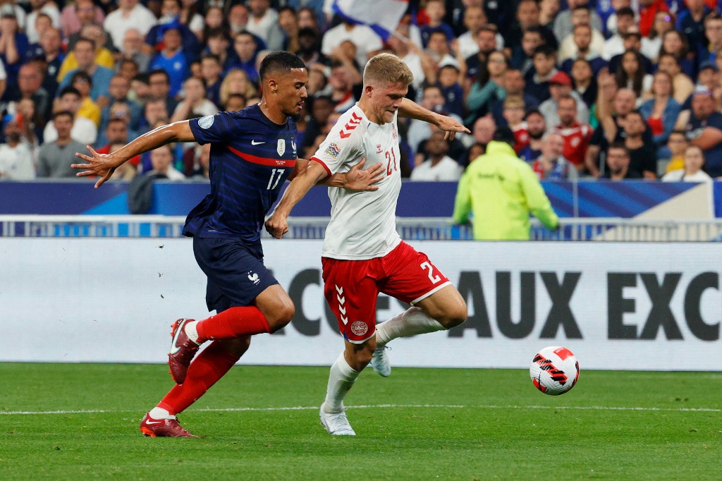 Cornelius vence a marcação para virar o jogo