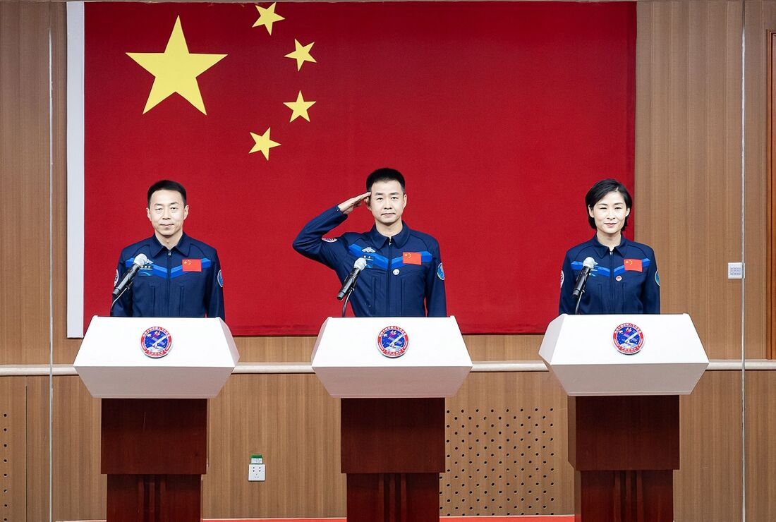 Três astronautas chegam na estação espacial chinesa de Tiangong