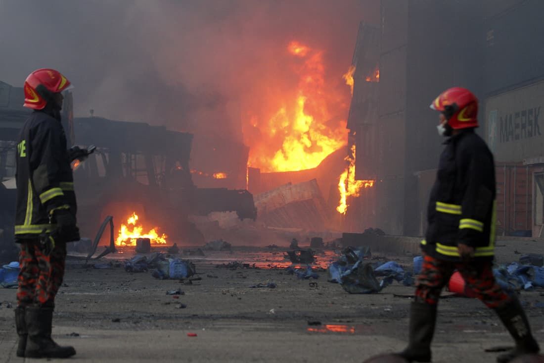 Autoridades de Bangladesh acusam operador de depósito após incêndio que deixou 49 mortos