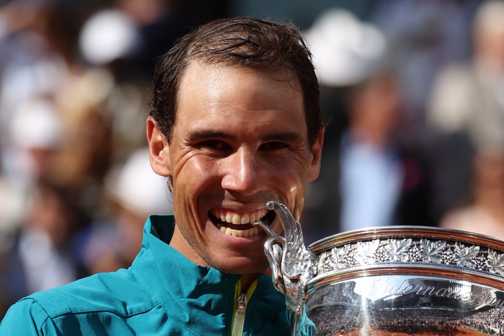 Rafael Nadal com seu 14&ordm; troféu de Roland Garros