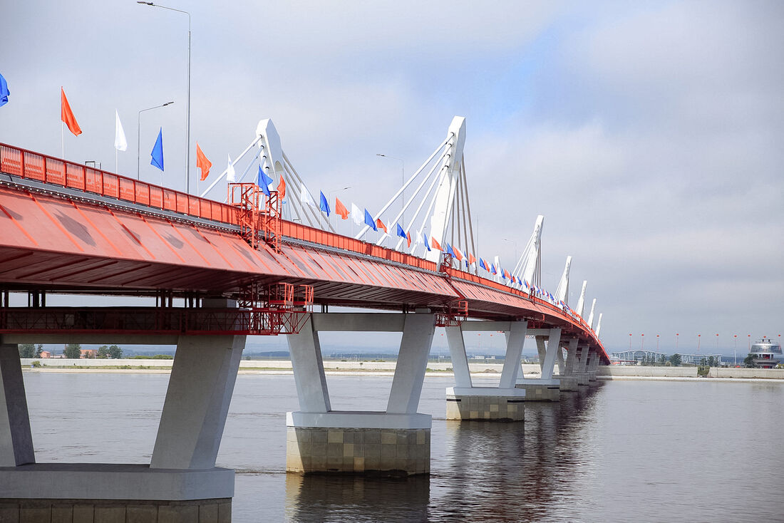 A ponte liga a cidade de liga as cidades de Heihe, na China à cidade Blagoveshchensk no leste da Rússia