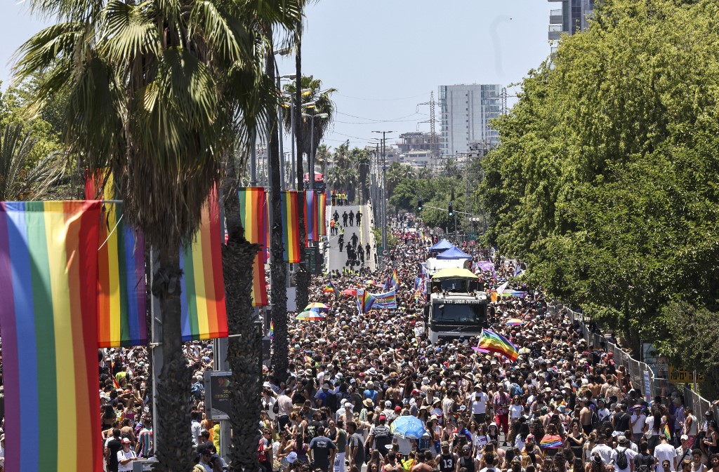 Participantes marcham durante a Parada do Orgulho anual na cidade costeira mediterrânea de Tel Aviv, em Israel, em 10 de junho de 2022